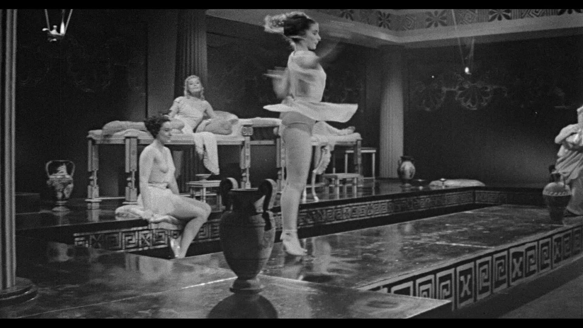 The Bellboy And The Playgirls 1962.1080p Blu-ray Remux AVC DTS-HD screenshots
